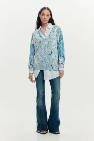 Maglione con scollo a V e stampa astratta