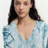 Maglione con scollo a V e stampa astratta