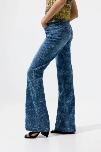 Pantaloni a zampa in denim