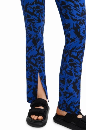 Pantaloni con spacchi artistici