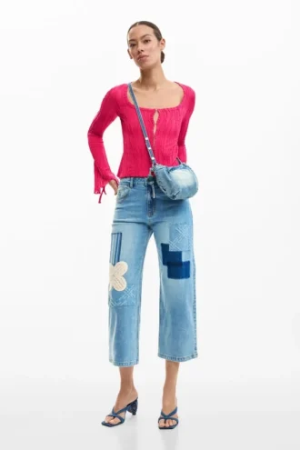 Pantaloni in denim con toppe all’uncinetto
