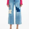 Pantaloni in denim con toppe all’uncinetto