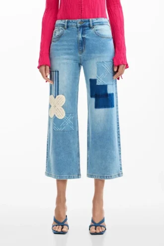 Pantaloni in denim con toppe all’uncinetto