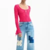 Pantaloni in denim con toppe all’uncinetto