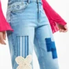 Pantaloni in denim con toppe all’uncinetto