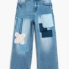 Pantaloni in denim con toppe all’uncinetto