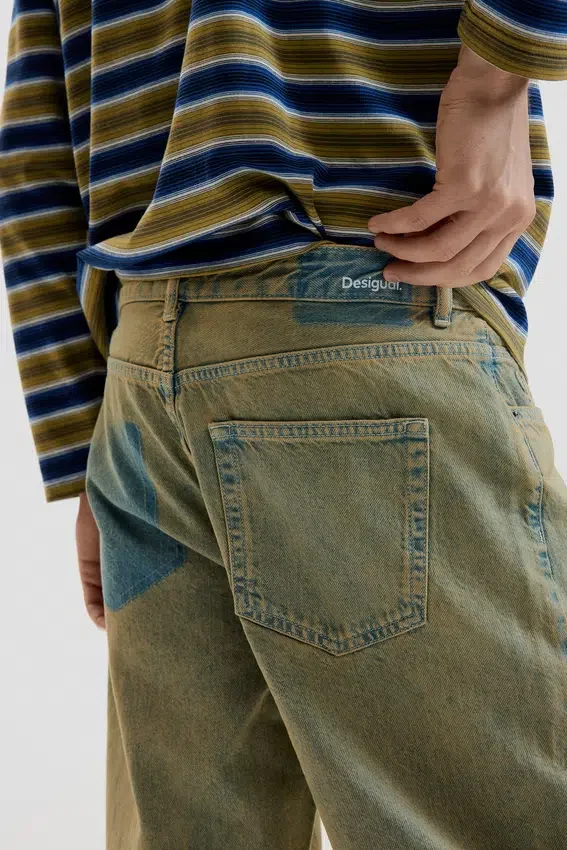 Pantaloni in denim tinto Pantaloni in denim tinto