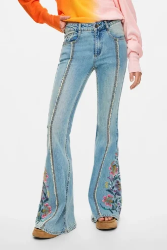 Pantaloni jeans con impunture a fiori