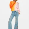 Pantaloni jeans con impunture a fiori