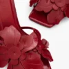 Sandali con applicazioni floreali