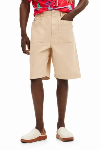 Shorts a tinta unita con tasche Shorts a tinta unita con tasche