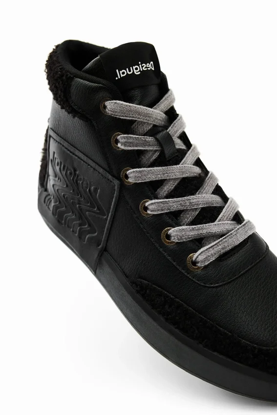 Sneaker alta in finta pelle di montone Sneaker alta in finta pelle di montone