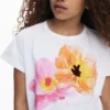 T-shirt a maniche corte con fiori ricamati T-shirt a maniche corte con fiori ricamati