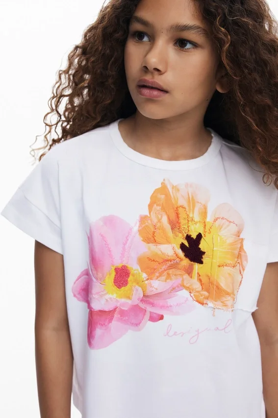 T-shirt a maniche corte con fiori ricamati T-shirt a maniche corte con fiori ricamati