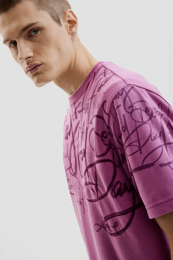 T-shirt a maniche corte con scritte T-shirt a maniche corte con scritte