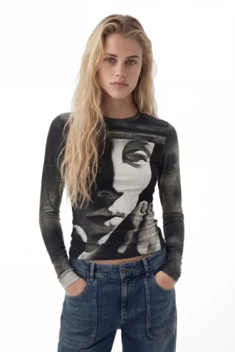 T-shirt a maniche lunghe con stampa scultorea