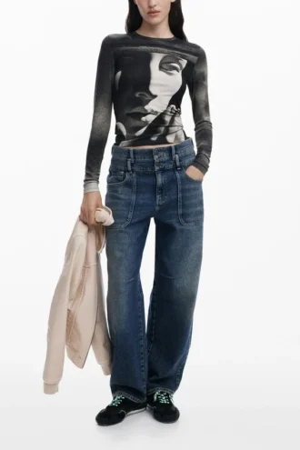 T-shirt a maniche lunghe con stampa scultorea