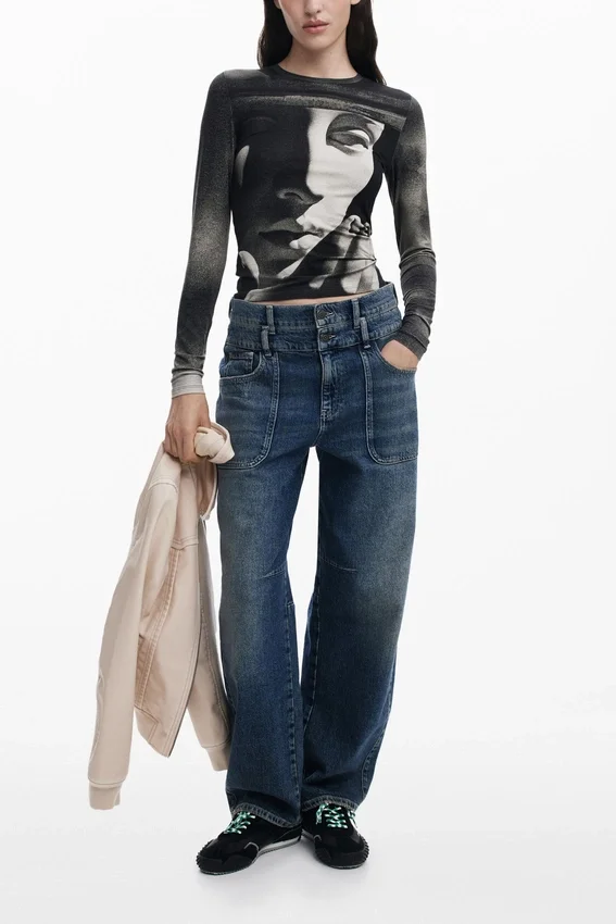 T-shirt a maniche lunghe con stampa scultorea T-shirt a maniche lunghe con stampa scultorea