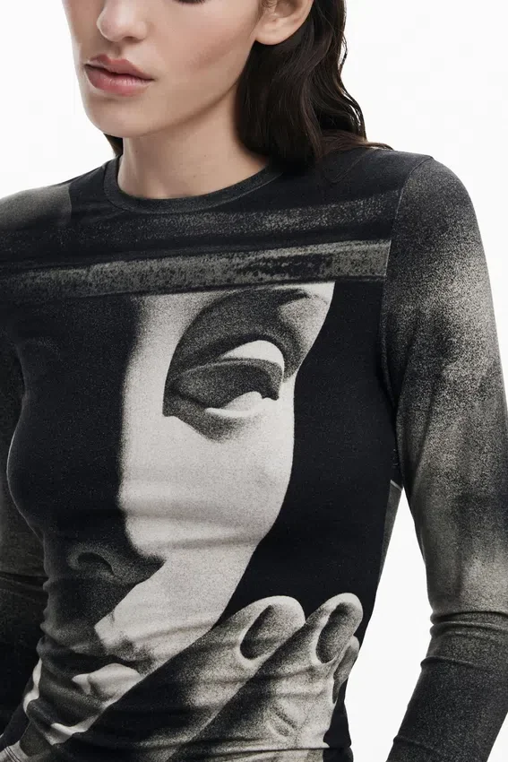 T-shirt a maniche lunghe con stampa scultorea T-shirt a maniche lunghe con stampa scultorea