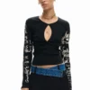 T-shirt con apertura e scritta T-shirt con apertura e scritta