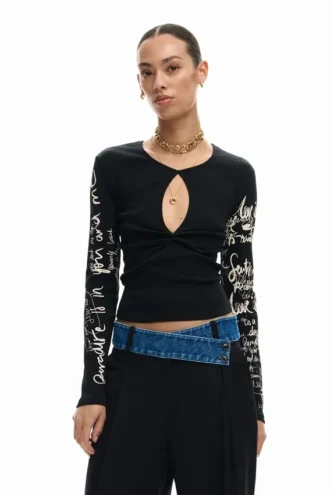 T-shirt con apertura e scritta