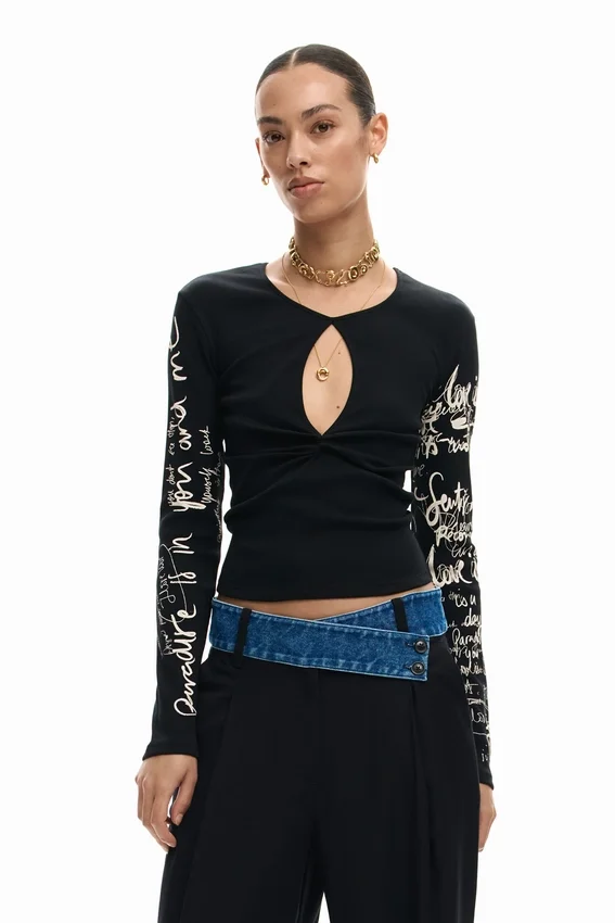 T-shirt con apertura e scritta T-shirt con apertura e scritta