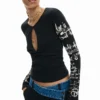 T-shirt con apertura e scritta T-shirt con apertura e scritta