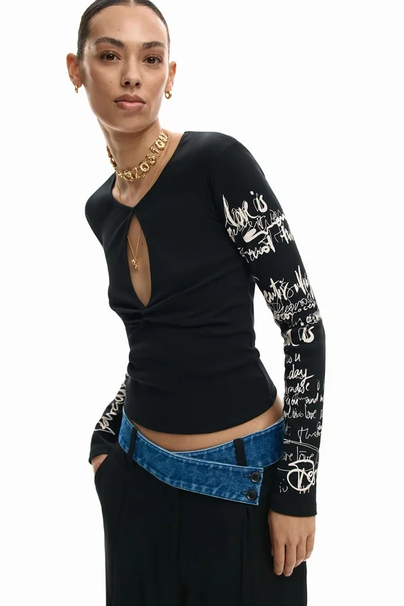 T-shirt con apertura e scritta T-shirt con apertura e scritta