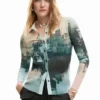 T-shirt con bottoni e texture T-shirt con bottoni e texture