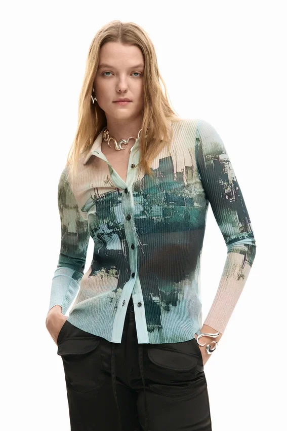 T-shirt con bottoni e texture T-shirt con bottoni e texture
