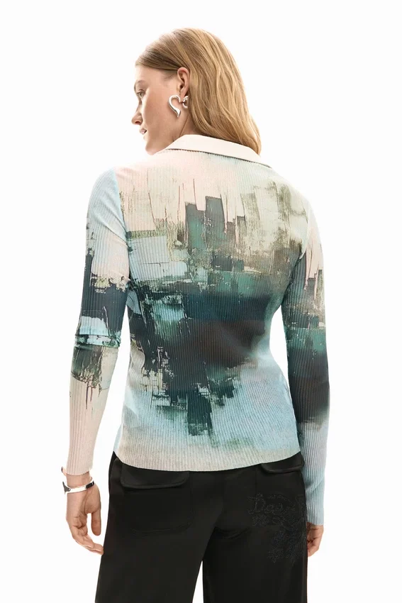 T-shirt con bottoni e texture T-shirt con bottoni e texture