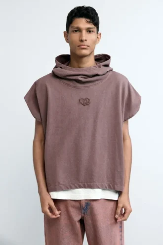T-shirt con cappuccio e logo