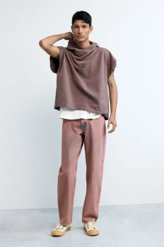 T-shirt con cappuccio e logo