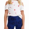 T-shirt con cuore ritagliato