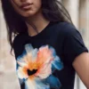 T-shirt con grande fiore