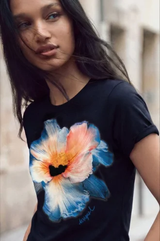 T-shirt con grande fiore