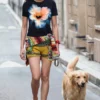 T-shirt con grande fiore