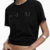T-shirt con logo borchiato