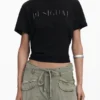 T-shirt con logo borchiato
