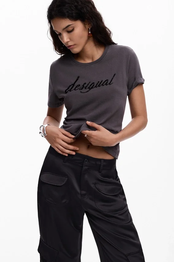 T-shirt con logo ricamato T-shirt con logo ricamato