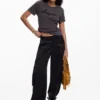 T-shirt con logo ricamato T-shirt con logo ricamato