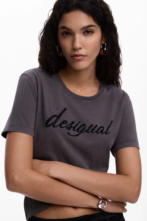 T-shirt con logo ricamato T-shirt con logo ricamato