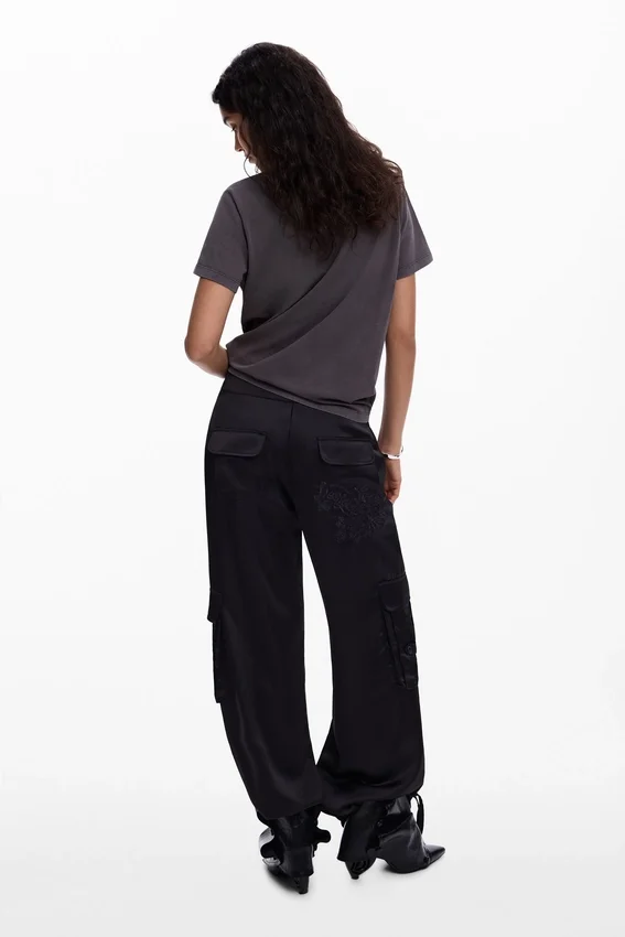 T-shirt con logo ricamato T-shirt con logo ricamato