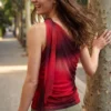 T-shirt con scollo annodato