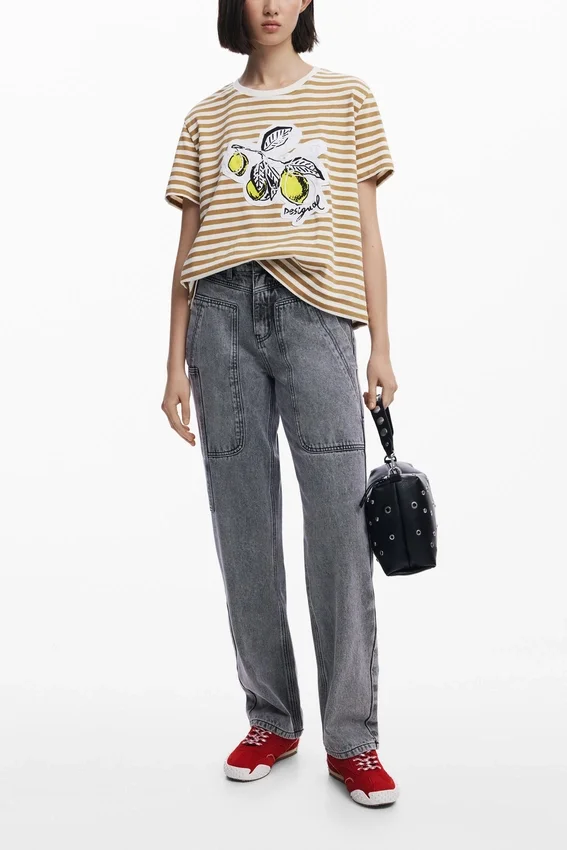 T-shirt con stampa a righe T-shirt con stampa a righe
