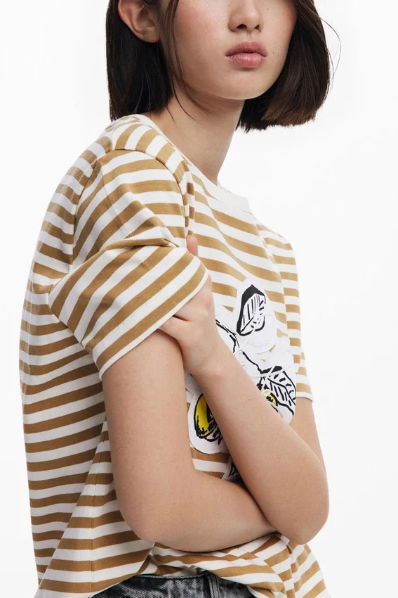 T-shirt con stampa a righe T-shirt con stampa a righe