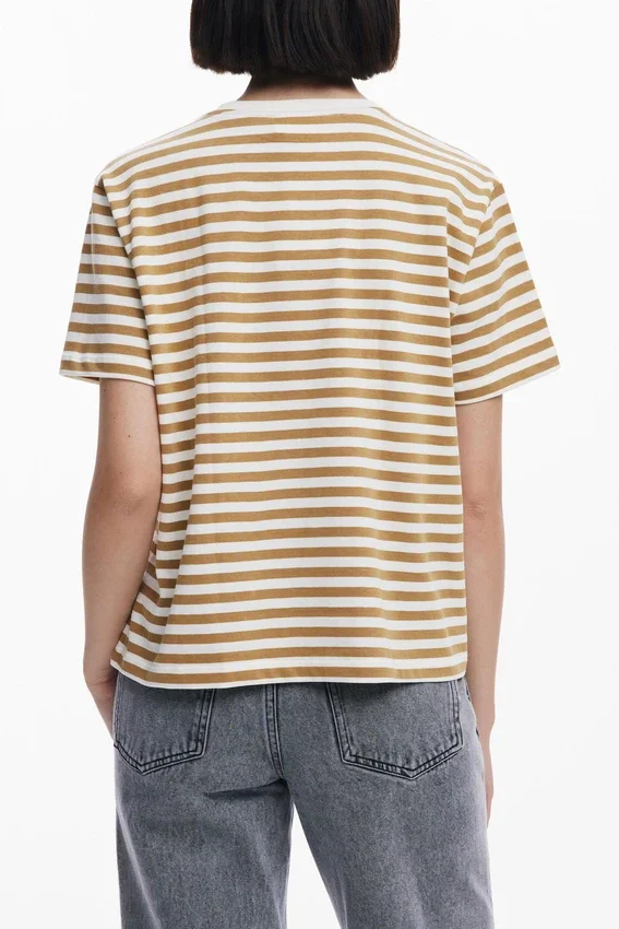 T-shirt con stampa a righe T-shirt con stampa a righe