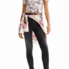 T-shirt slim con arricciature e stampa giornale