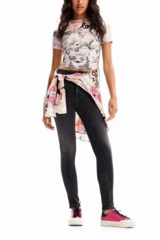 T-shirt slim con arricciature e stampa giornale T-shirt slim con arricciature e stampa giornale