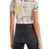 T-shirt slim con arricciature e stampa giornale